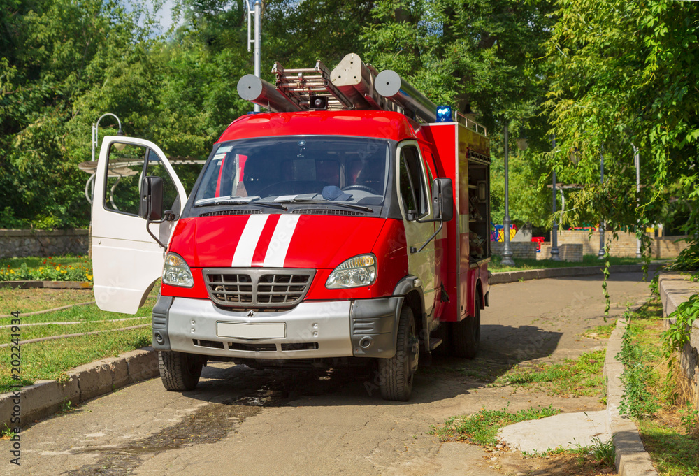 Obraz premium Zaparkowany czerwony pojazd strażaków