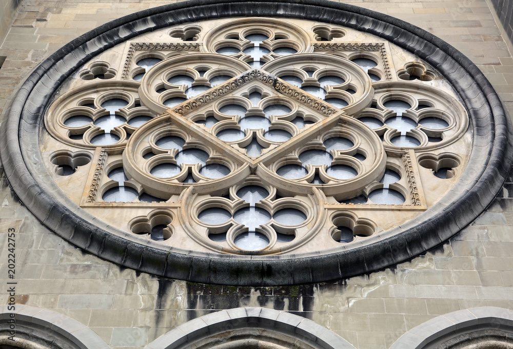 Fensterrose an der Kathedrale von Lausanne