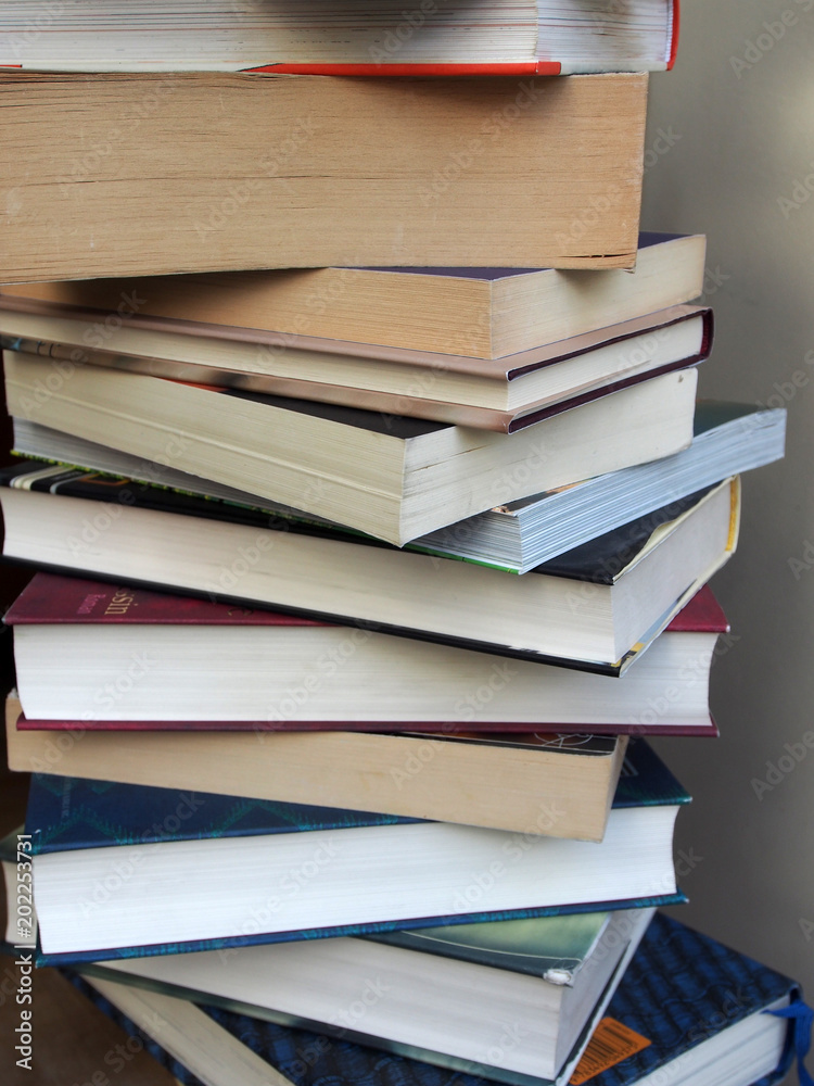 Fototapeta premium Bibliothek: Unordentlich gestapelte Bücher