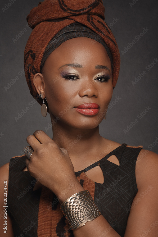 portrait belle femme noire africaine avec foulard dans cheveux