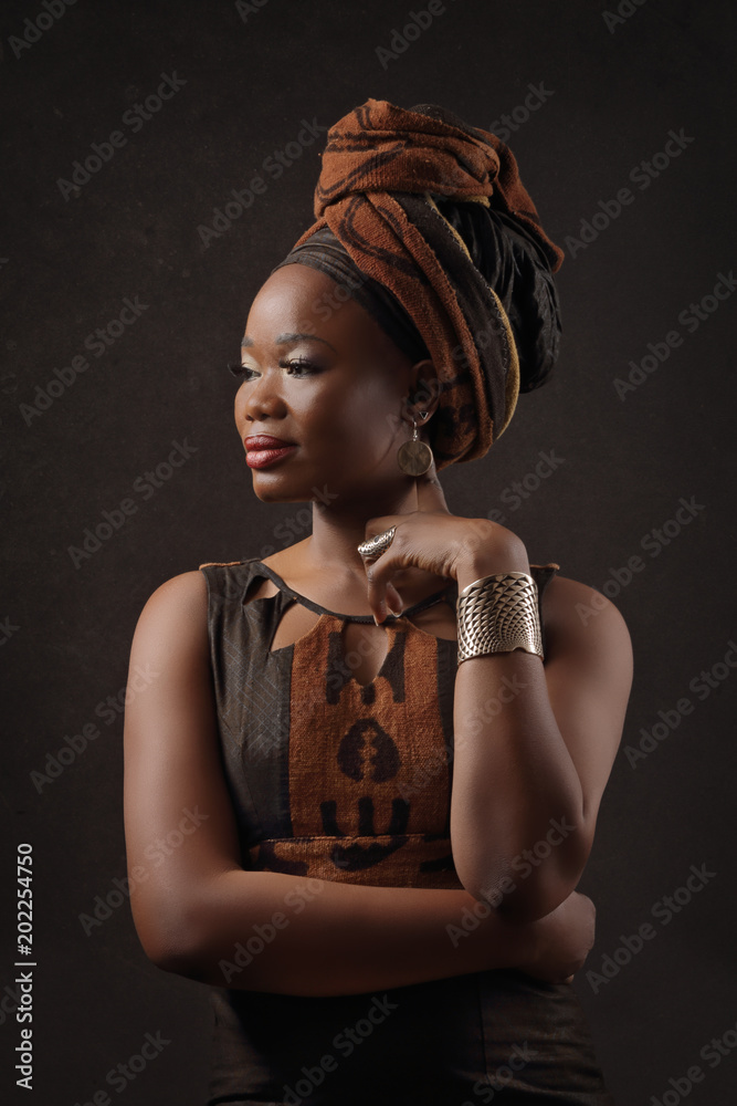 Foto de portrait belle femme noire africaine avec foulard dans