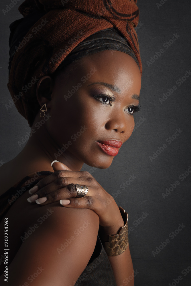 portrait belle femme noire africaine avec foulard dans cheveux Stock Photo  | Adobe Stock