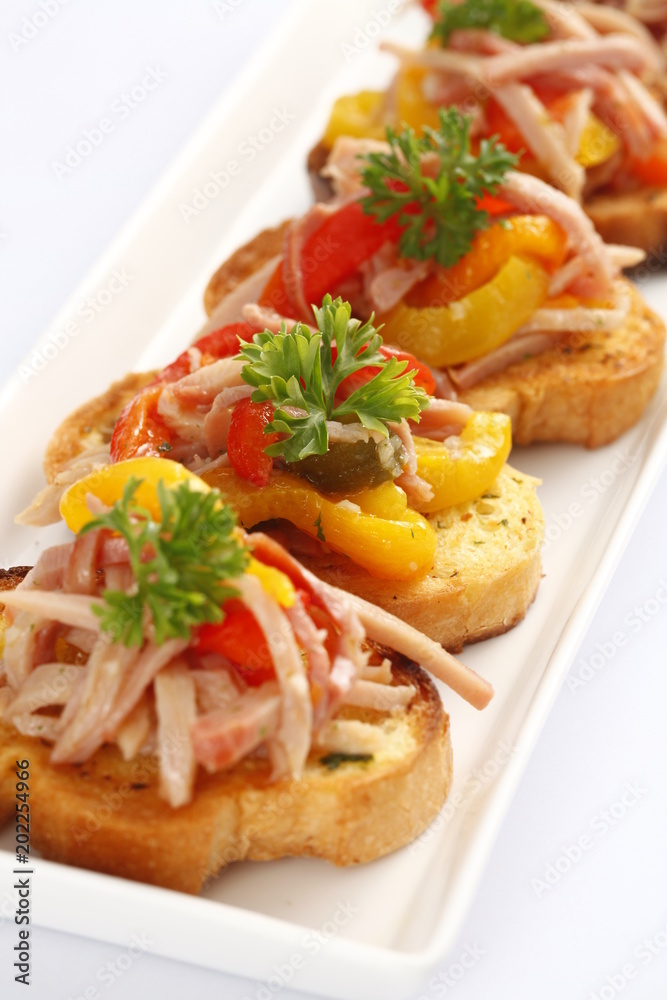 garlic bread with bell pepper and meat