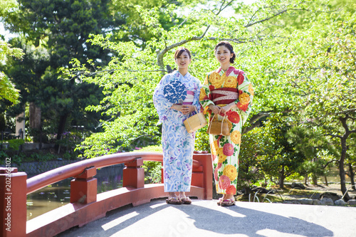 Photos 浴衣を着て微笑んでいる女性たち