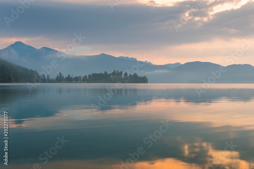 Sonnenaufgang mit Nebel am See in den Bergen