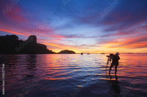 Photographe photographiant le lever du soleil à Railay Beach. Krabi, Thaïlande