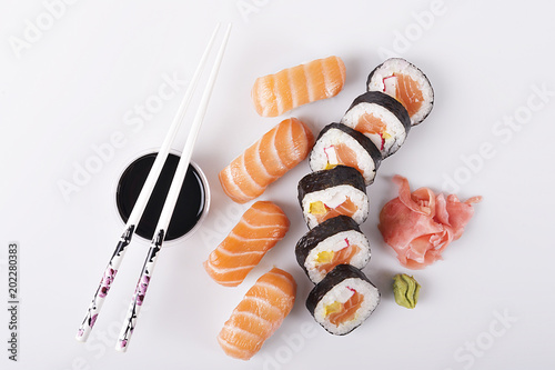 Hosomaki z łososiem. Tradycyjne japońskie sushi.