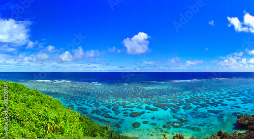 真夏の宮古島。イムギャーマリンガーデンからみる珊瑚礁の海     © 7maru