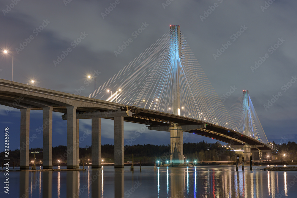 Obraz premium A night view of Port Mann bridge in British Columbia.