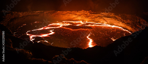 Krater wulkanu Erta Ale, topniejąca lawa, depresja Danakil, Etiopia