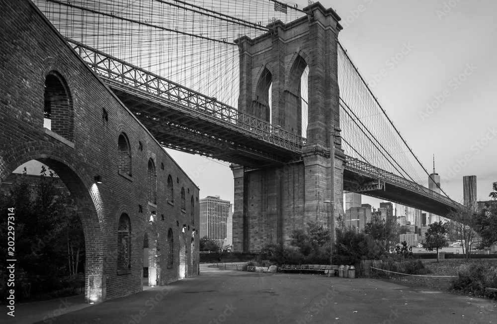 Fototapeta premium Black and White of the Sunrise Over Manhattan View from Brooklyn