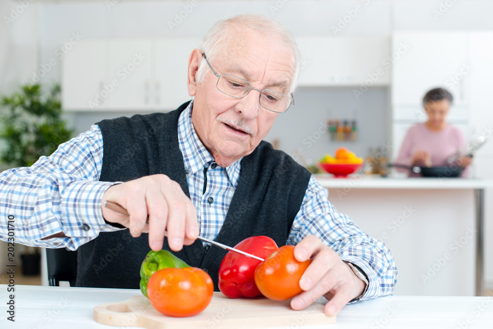 Fototapeta premium old man preparing the tomatoes