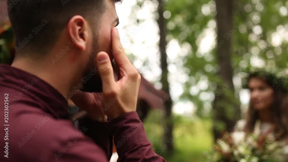 Trembling moment the groom when seeing the bride is crying Trembling moment the groom when seeing the bride is crying