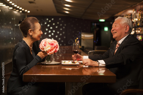 Konstfotografi レストランで食事をする老夫婦。