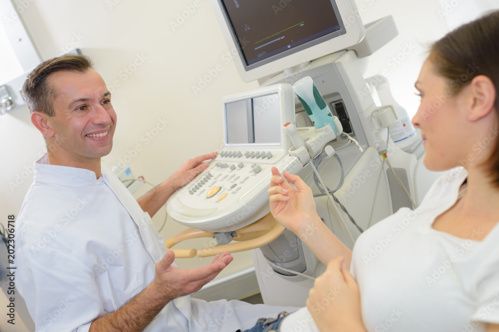 Fotografía doctor measuring pressure of the pregnant woman