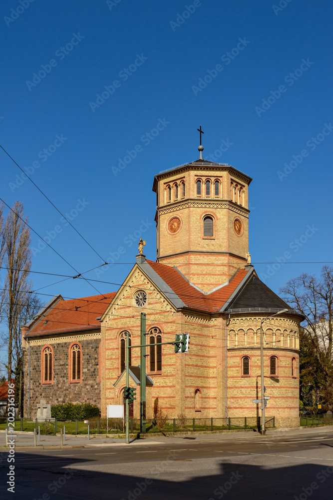 Friedenskirche (ehemalige Dorfkirche) in Berlin-Niederschönhausen. Der Kernbau aus dem 13. Jahrhundert wurde mehrfach umgebaut und erweitert