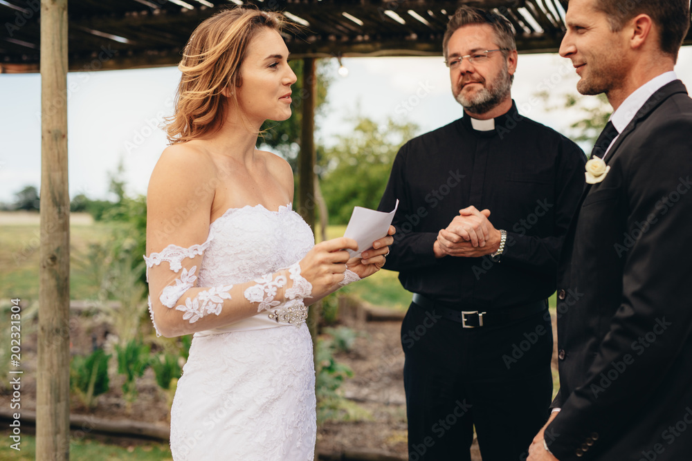 Foto Bride reading wedding vows