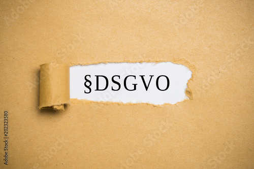 aufgerissener Briefumschlag mit Abkürzung "§DSGVO" 