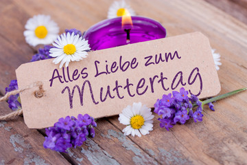 Alles Liebe zum Muttertag  -- Lavendel, Blüten und Kerze auf Holz