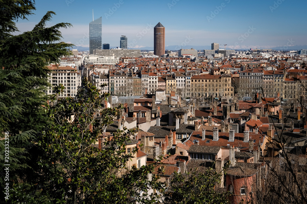 Lyon vue sur les toits du vieux Lyon et les tour Incity et Part-Dieu