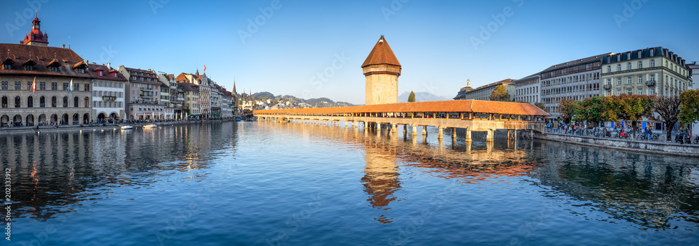 Altstadt von Luzern mit Blick auf die Kapellbrücke, Schweiz