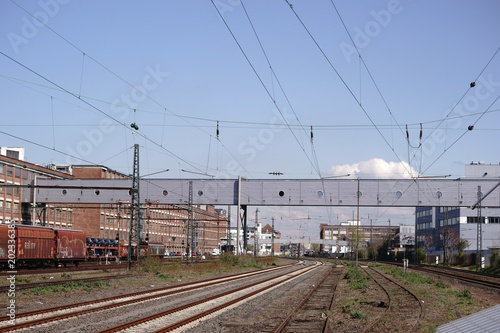 Schienennetz Rüsselsheim Opelwerk / Eisenbahnwagons von Güterzügen stehen auf den Schienen vor dem Opelwerk in Rüsselsheim.
