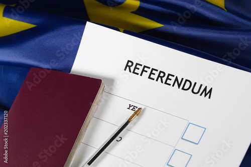 Fotografía EU Referendum ballot paper, black pen, and passport on the table.