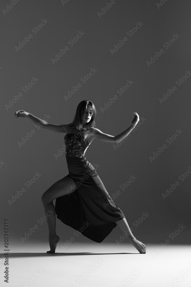 Fototapeta Młoda piękna baletnica pozuje w studio