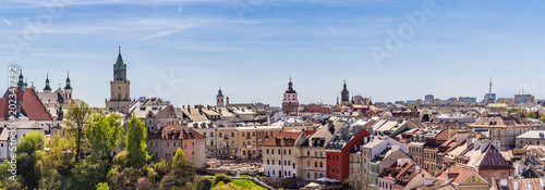 Lublin - panorama starego miasta z widocznym placem Po Farze, i wieżą Trynitarską.