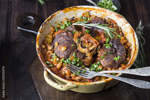 Canvastavla ossobuco with vegetables and beans