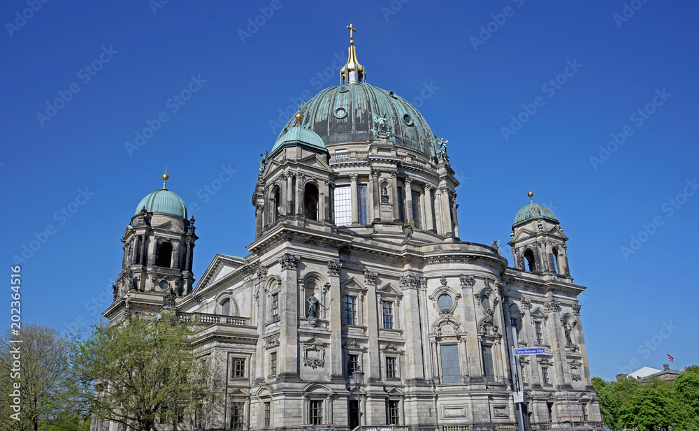 Duomo  di Berlino a mezzogiorno 