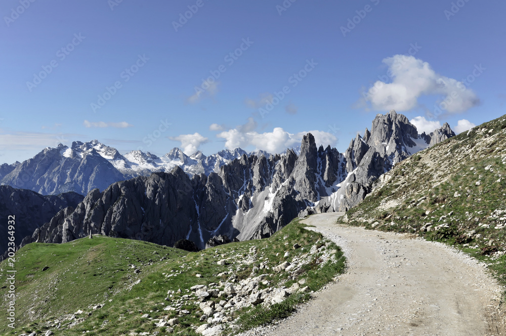 Wanderweg 101-104, zwischen Auronzohütte, 2320m und Lavaredohütte, 2344m, Bergpanorama nach Süden Gruppo del Cadini, Hochpustertal, Sextener Dolomiten, Südtirol, Italien, Europa