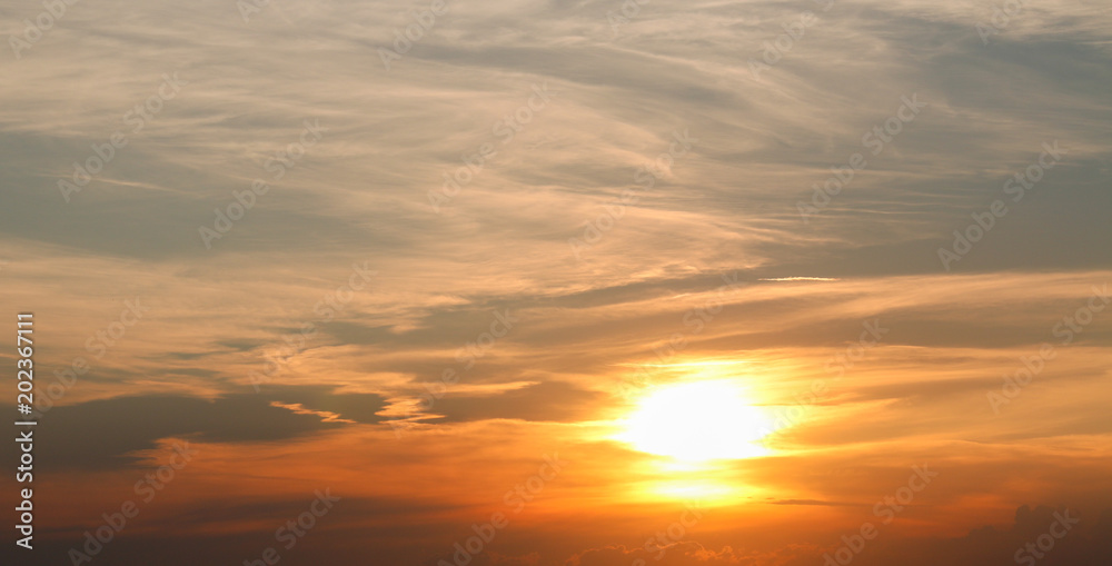 Fototapeta premium Wolkenhimmel im Sonnenuntergang