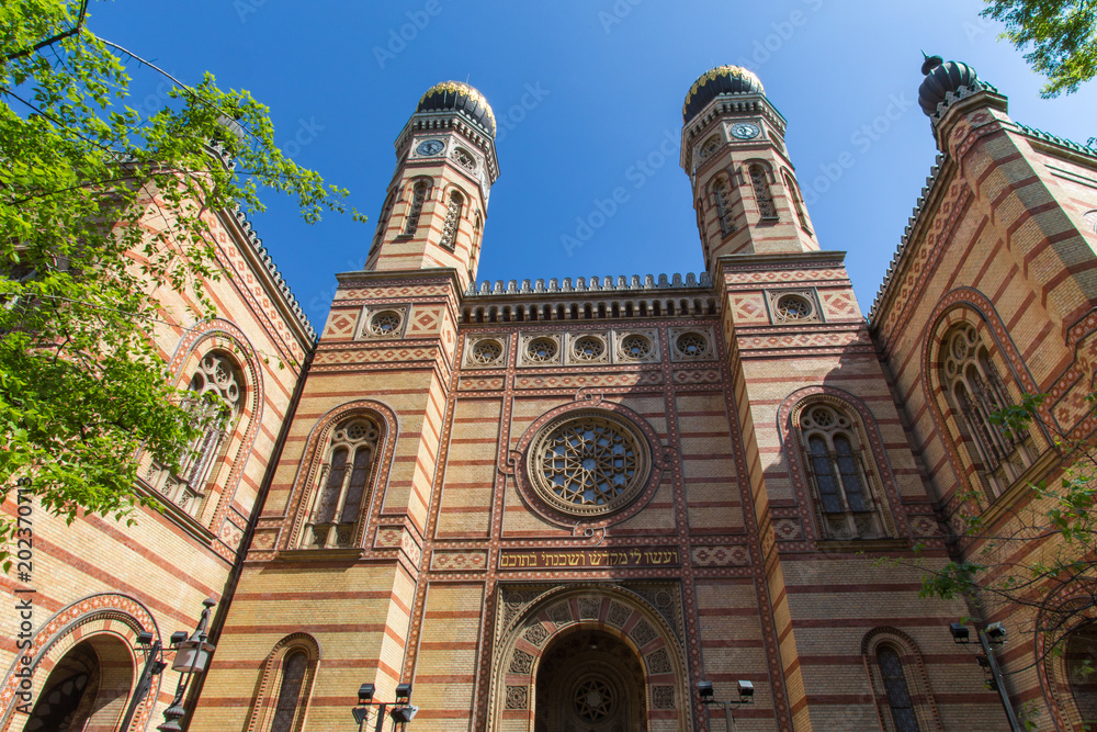 great synagogue in pest budapdest hungary great synagogue in pest budapdest hungary