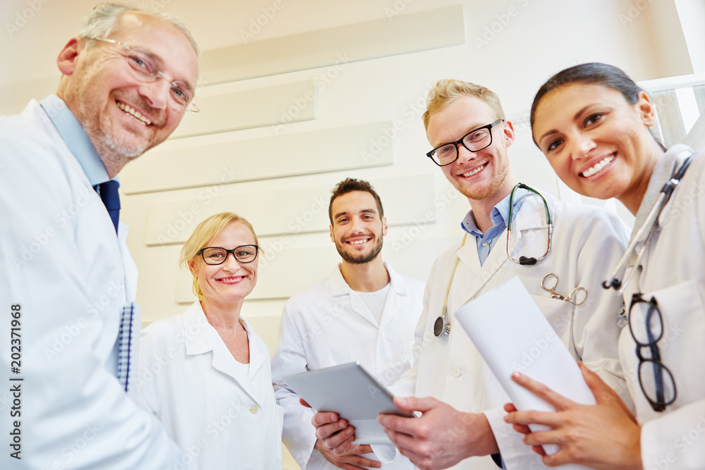 Fototapeta premium Ärzteteam lächelt glücklich