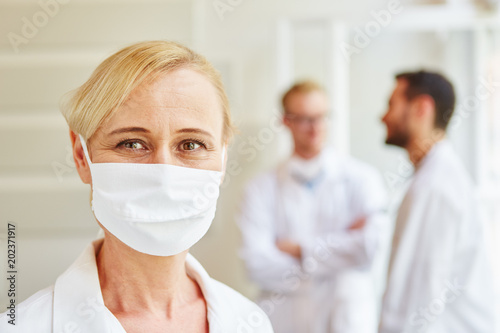 Ärztin mit hygienischem Mundschutz photo