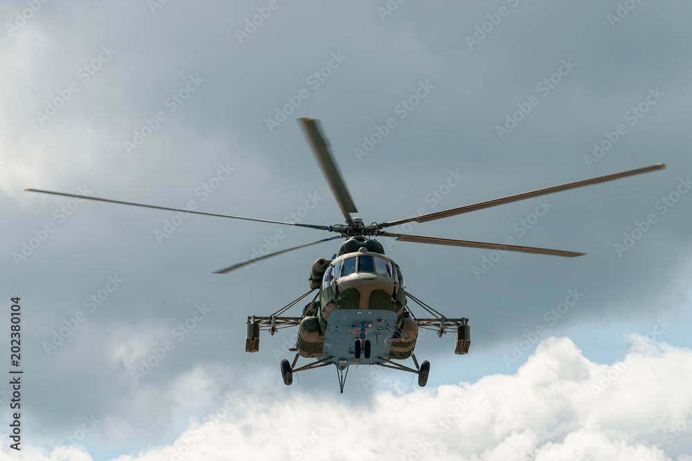 Fototapeta premium Rosyjski śmigłowiec wojskowy MI-8 z minami