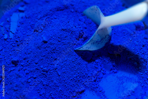 White scoop with ultramarine blue color pigments photo