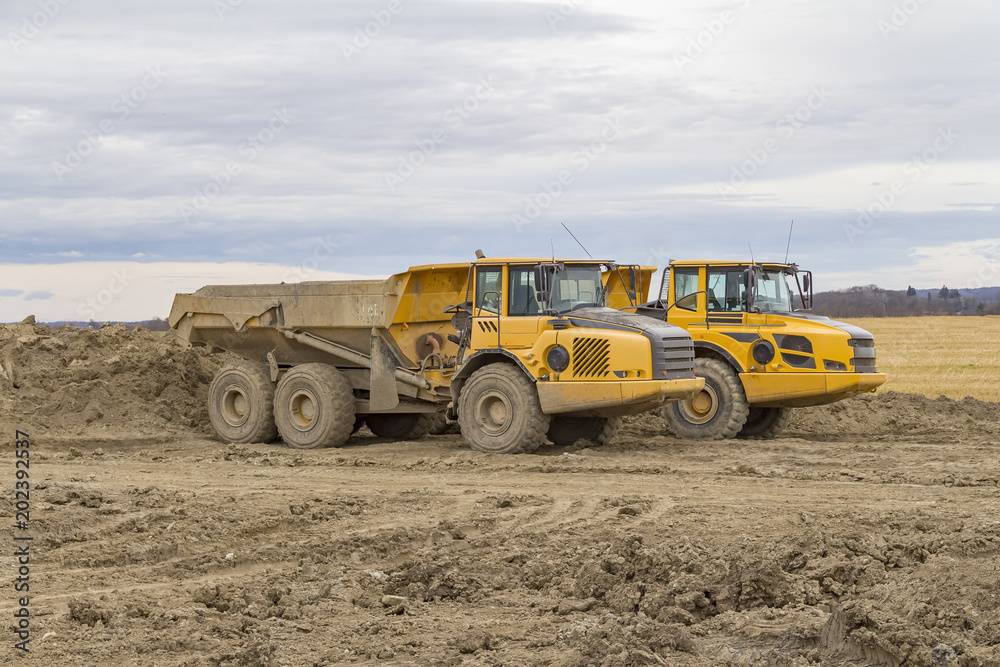 Obraz premium dump trucks at a construction site