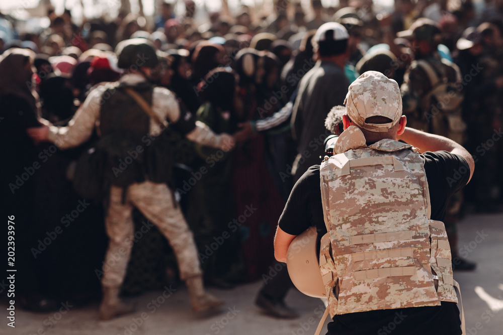 Ταπετσαρία Military correspondent in camouflage in action