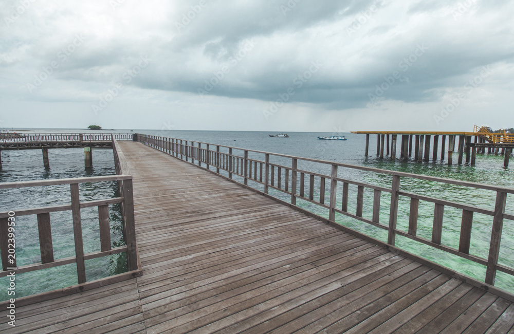 Obraz premium Wooden Pier at Tropical Beach