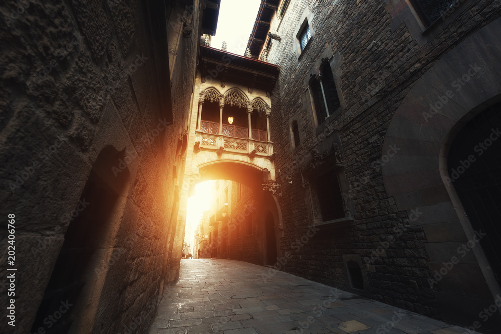 Φωτογραφία Barri Gothic Quarter and Bridge of Sighs during sunrise in Barcelona, Catalonia, Spain