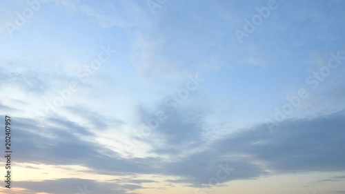 もうすぐ夜が明けます。柔らかな雲です、タイムラプス動画