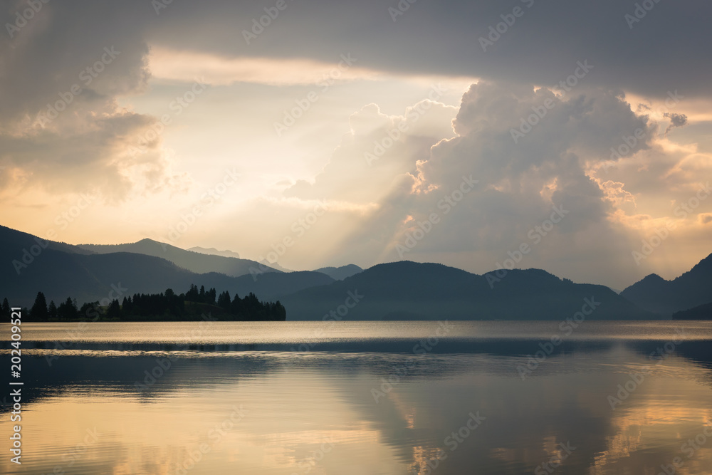Sonnenaufgang mit Gewitter am See in den Bergen