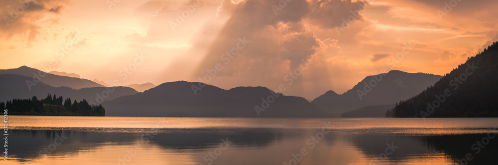 Sonnenaufgang am See in den Bergen unter Gewitter - Panorama