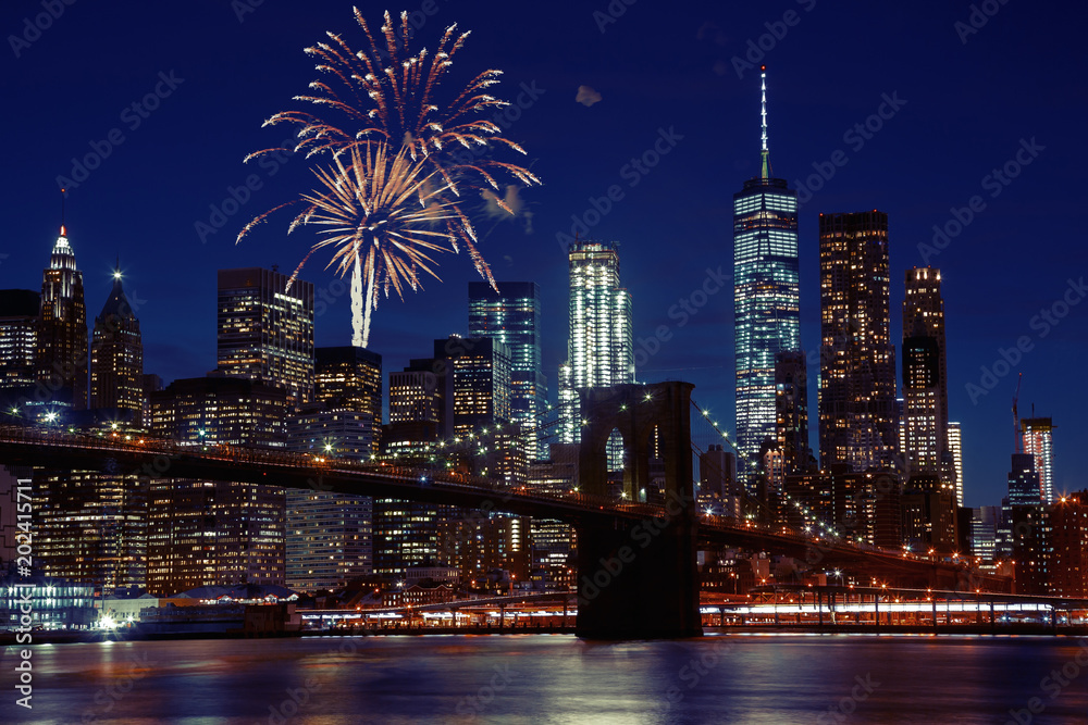 Fototapeta premium Fajerwerki nad panoramą Nowego Jorku i Brooklyn Bridge