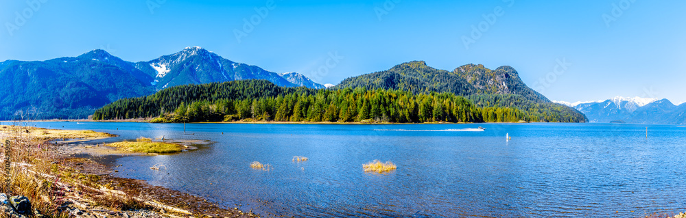 Φωτογραφία Panorama with a Fishing Boat on Pitt Lake with the Snow Capped Peaks of the Gold