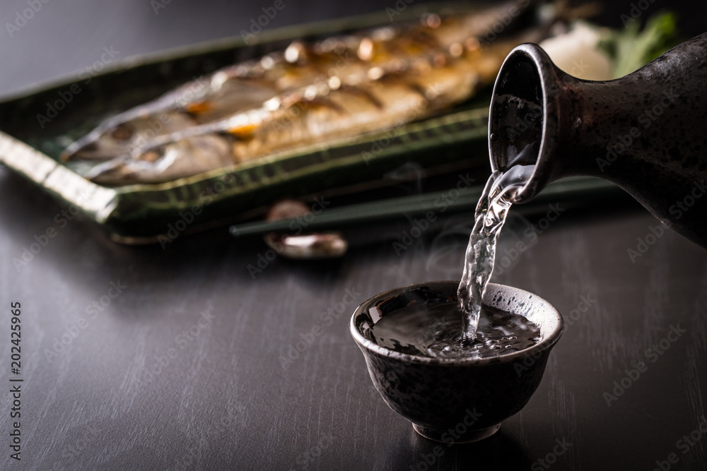Foto 日本酒と秋刀魚