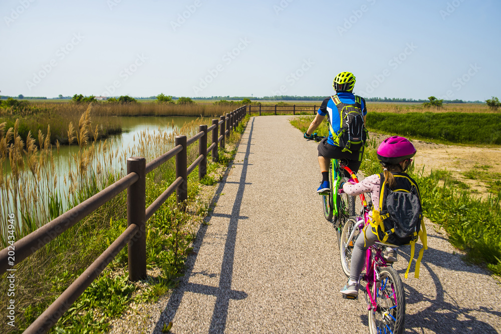 Ταπετσαρία Father and daughter tandem going in bicycle