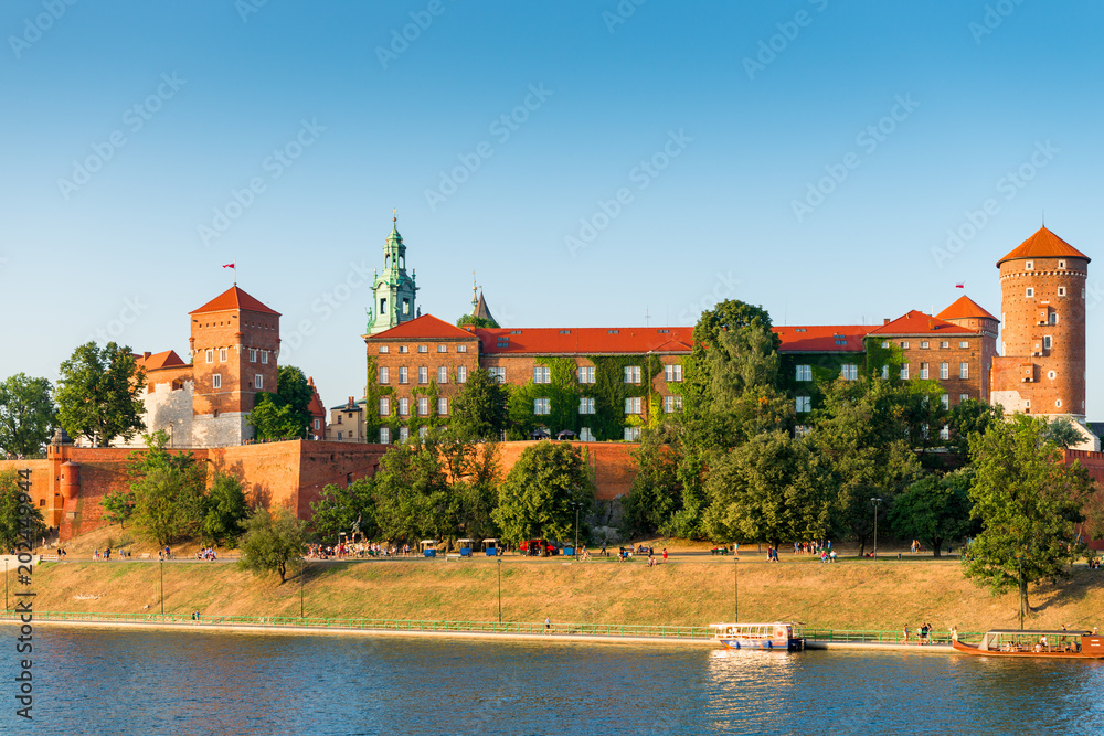 Obraz premium Krakow, Poland - August 11, 2017: medieval famous landmark of the city of Krakow Wawel Castle